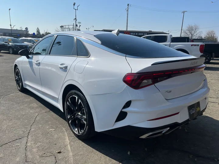 WHITE, 2022 KIA K5 Image 6