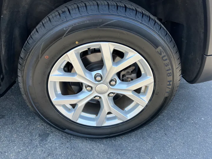 SILVER, 2023 JEEP GRAND CHEROKEE Image 22