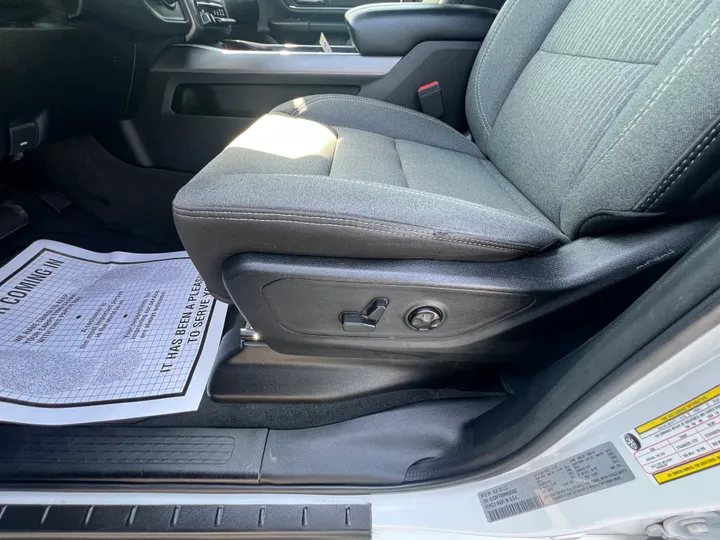 WHITE, 2021 RAM 1500 CREW CAB Image 13