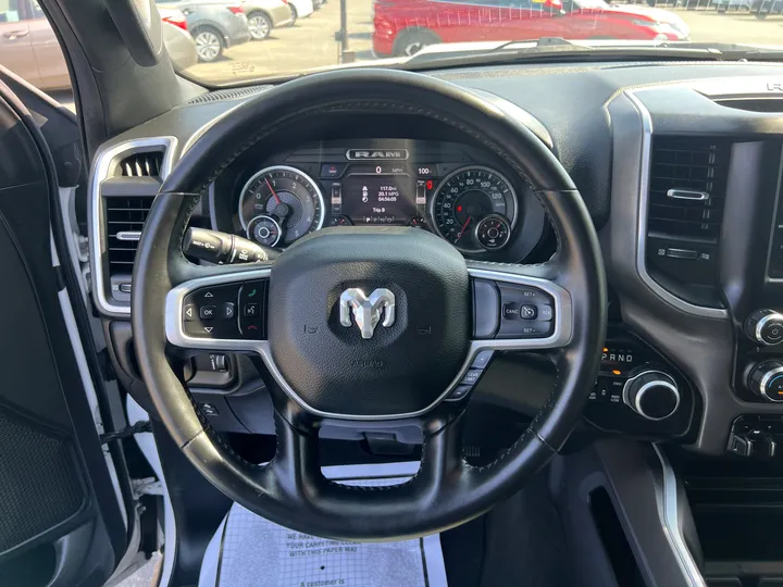 WHITE, 2021 RAM 1500 CREW CAB Image 16