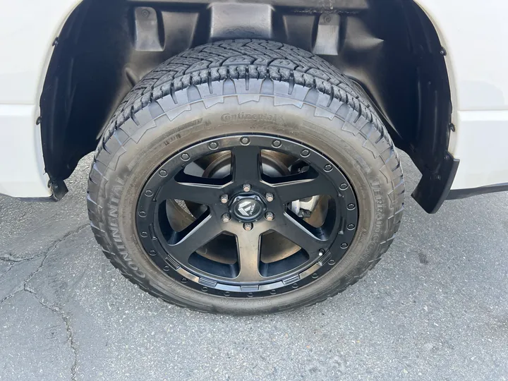 WHITE, 2021 RAM 1500 CREW CAB Image 18
