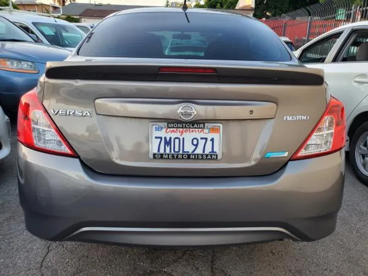 GRAY, 2015 NISSAN VERSA Image 5