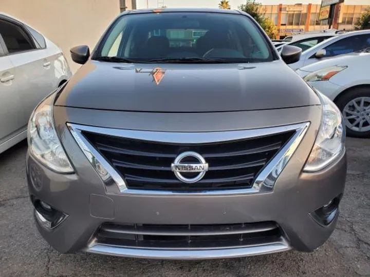 GRAY, 2015 NISSAN VERSA Image 2