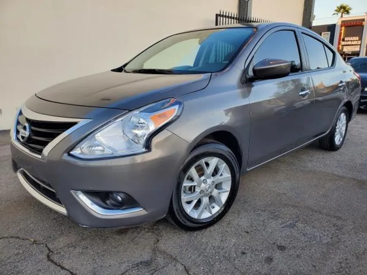 GRAY, 2015 NISSAN VERSA Image 1