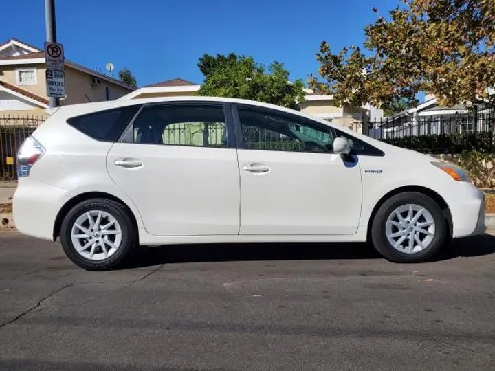 WHITE, 2013 TOYOTA PRIUS V Image 6