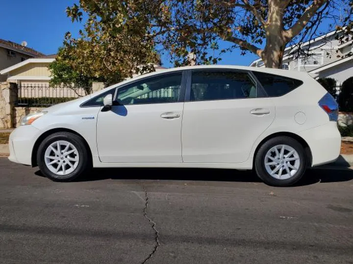 WHITE, 2013 TOYOTA PRIUS V Image 5