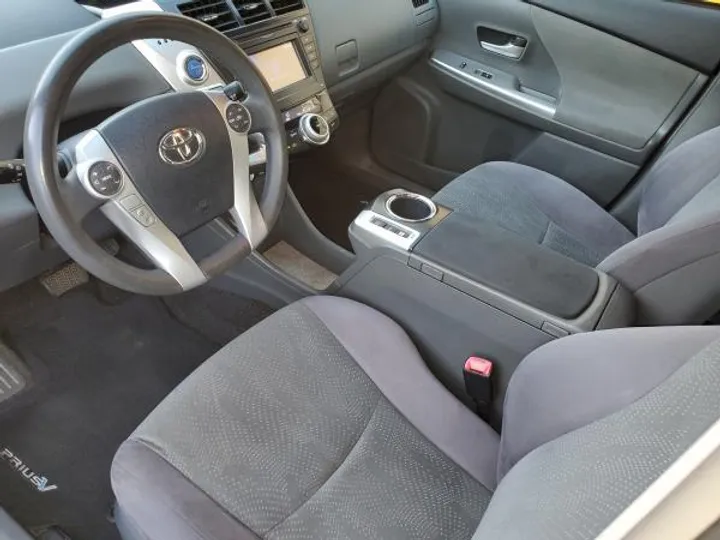 WHITE, 2013 TOYOTA PRIUS V Image 7