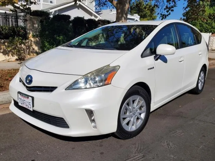 WHITE, 2013 TOYOTA PRIUS V Image 1