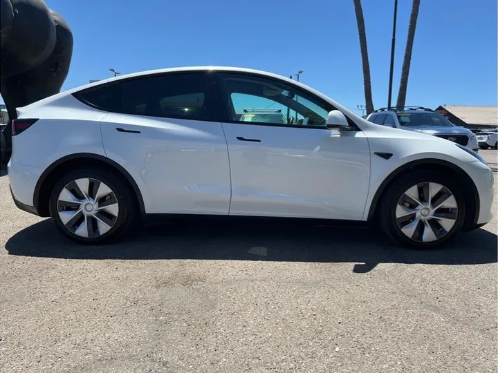 WHITE, 2021 TESLA MODEL Y Image 6