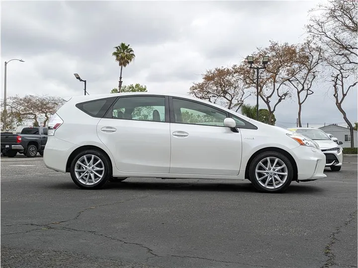 WHITE, 2014 TOYOTA PRIUS V Image 6