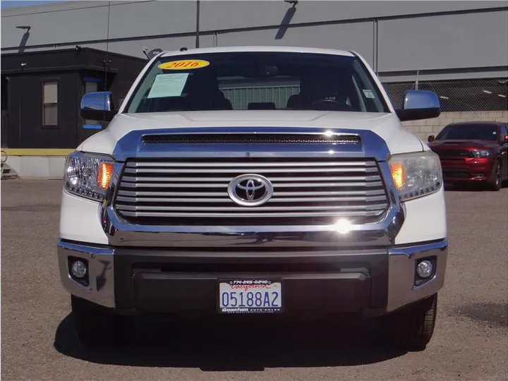 WHITE, 2016 TOYOTA TUNDRA CREWMAX Image 8