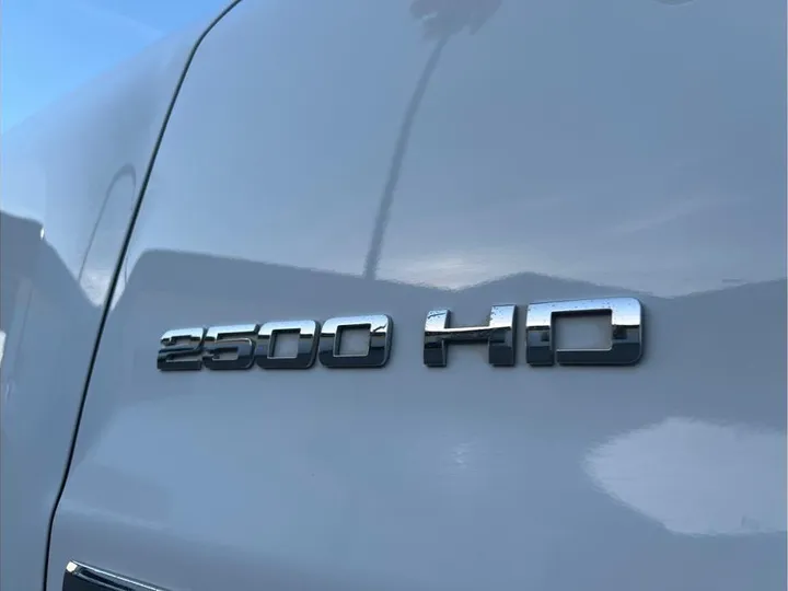 WHITE, 2016 CHEVROLET SILVERADO 2500 HD CREW CAB Image 12