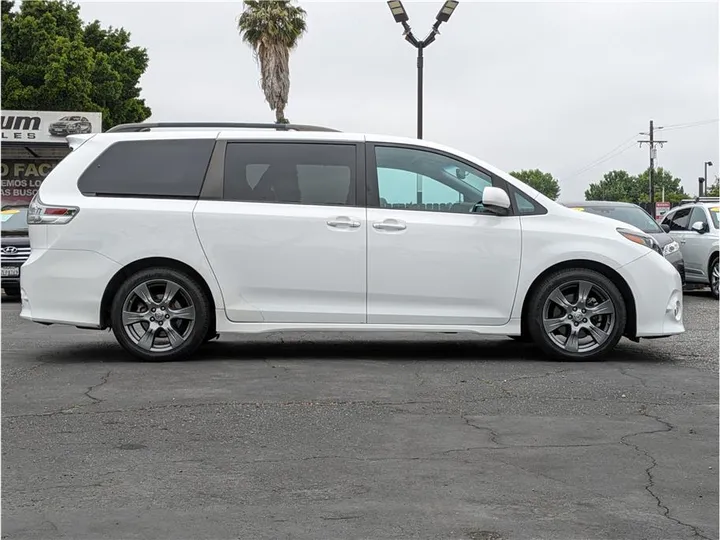 WHITE, 2017 TOYOTA SIENNA Image 6