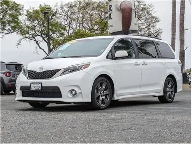 WHITE, 2017 TOYOTA SIENNA Image 10