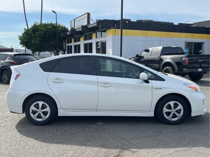 WHITE, 2015 TOYOTA PRIUS Image 6