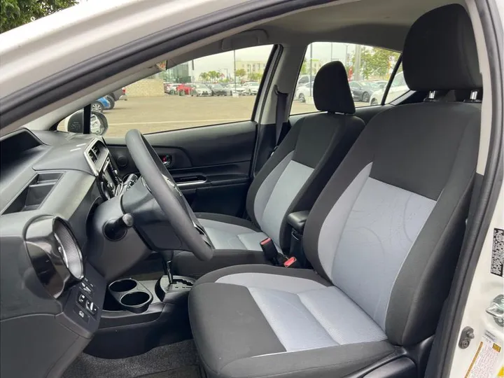 WHITE, 2019 TOYOTA PRIUS C Image 11