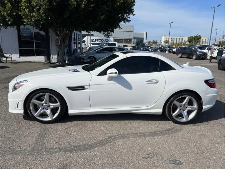 WHITE, 2016 MERCEDES-BENZ SLK Image 2