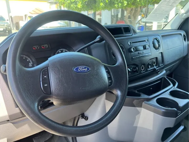 WHITE, 2011 FORD E350 SUPER DUTY PASSENGER Image 17