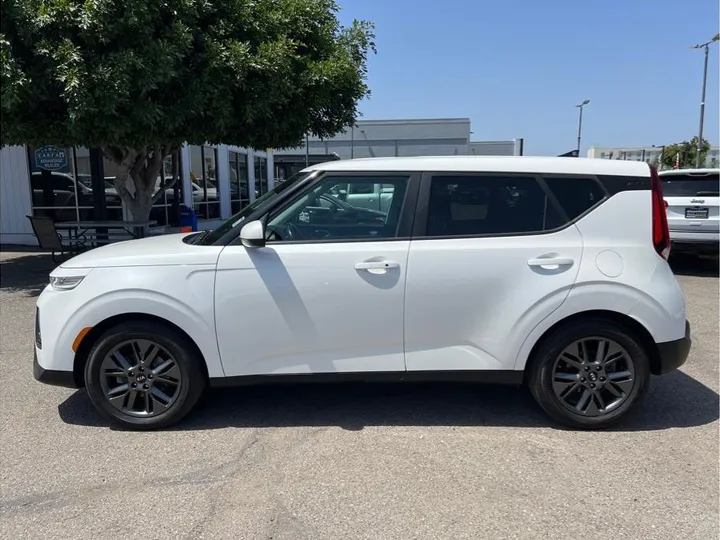 WHITE, 2020 KIA SOUL Image 2