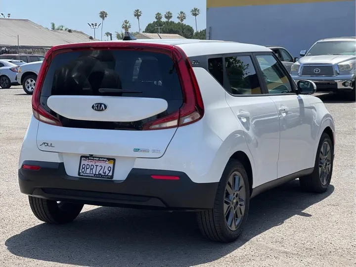 WHITE, 2020 KIA SOUL Image 5