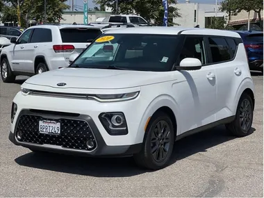 WHITE, 2020 KIA SOUL Image 