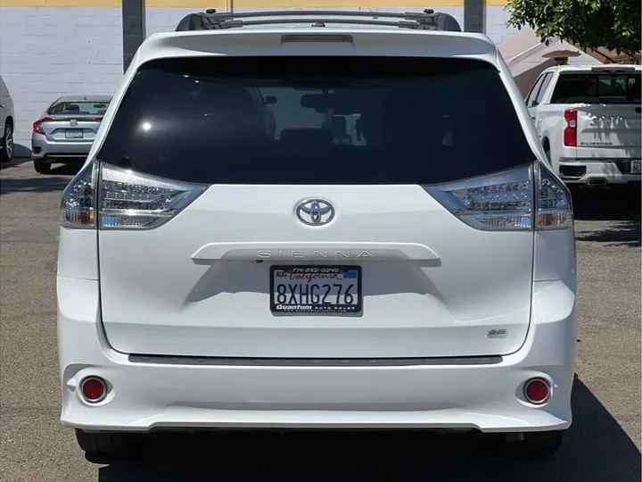 WHITE, 2015 TOYOTA SIENNA Image 4