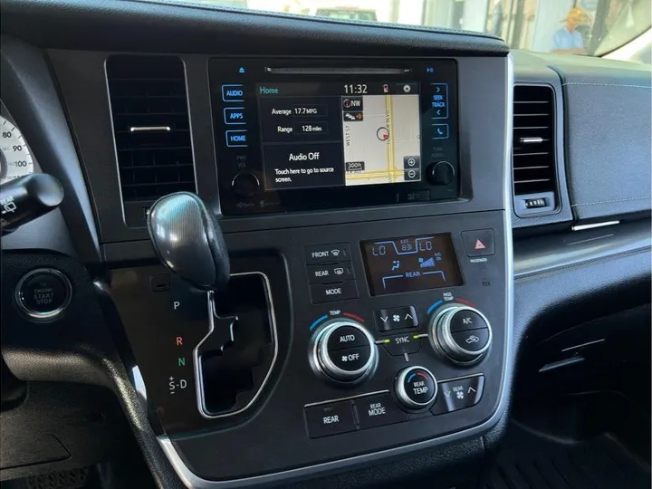 WHITE, 2015 TOYOTA SIENNA Image 16