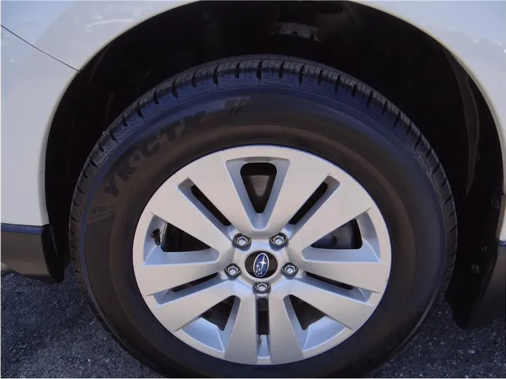 WHITE, 2016 SUBARU OUTBACK Image 9