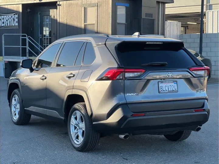 GRAY, 2019 TOYOTA RAV4 Image 3