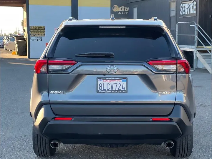 GRAY, 2019 TOYOTA RAV4 Image 4