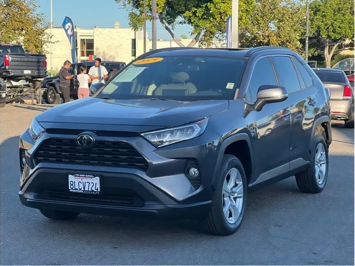 GRAY, 2019 TOYOTA RAV4 Image 1