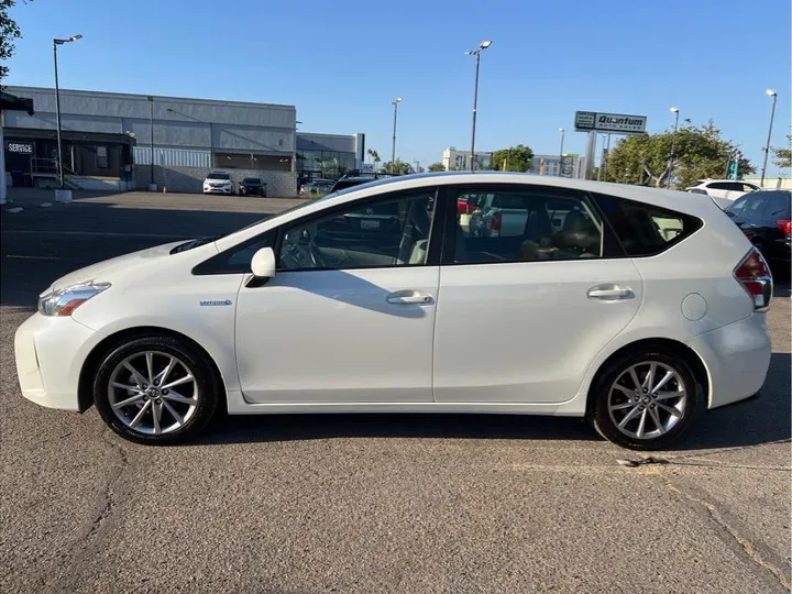 WHITE, 2016 TOYOTA PRIUS V Image 2