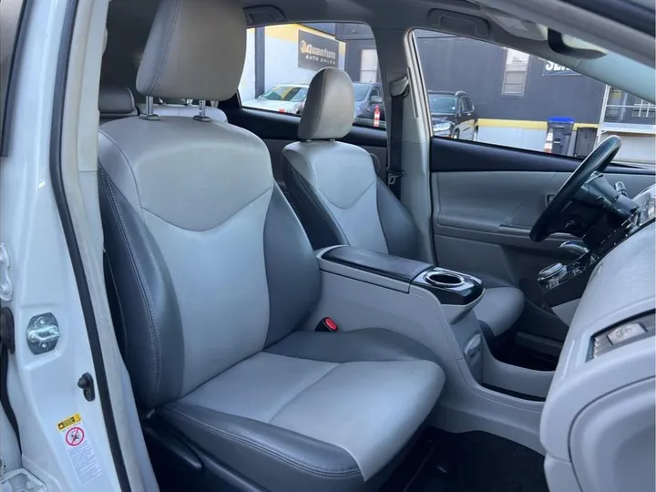 WHITE, 2016 TOYOTA PRIUS V Image 12