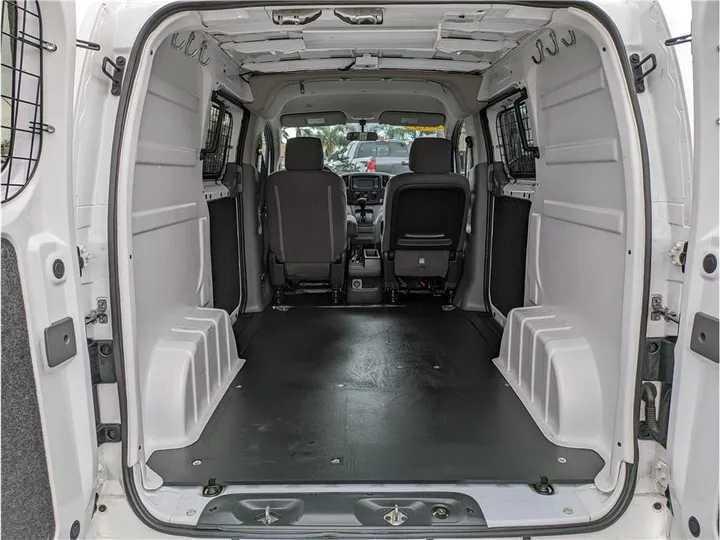 WHITE, 2015 CHEVROLET CITY EXPRESS Image 9