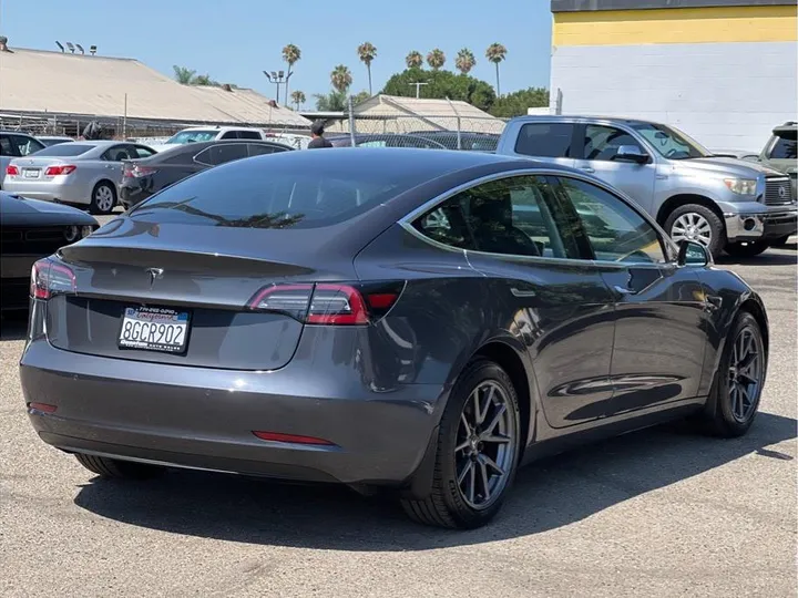 GRAY, 2018 TESLA MODEL 3 Image 5