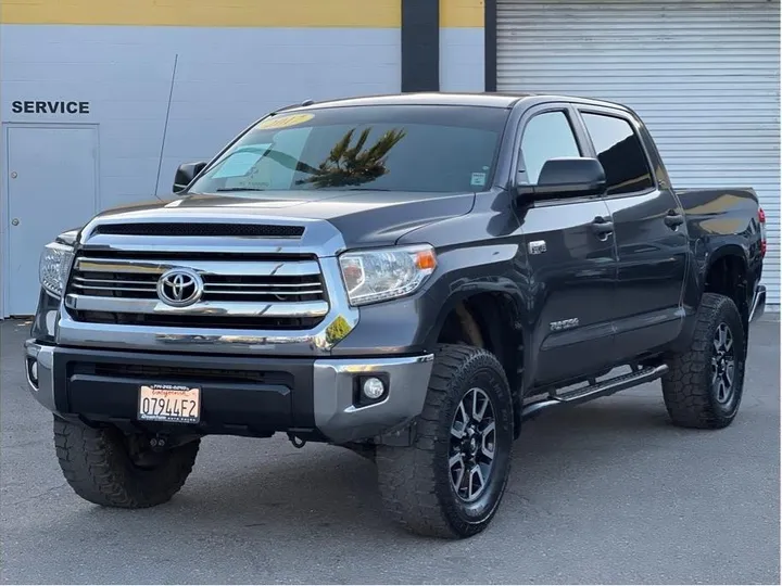 GRAY, 2017 TOYOTA TUNDRA CREWMAX Image 1