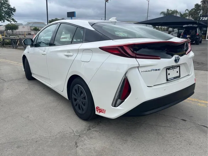 WHITE, 2018 TOYOTA PRIUS PRIME Image 7