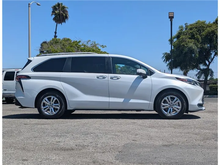 WHITE, 2022 TOYOTA SIENNA Image 6