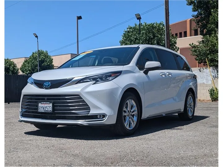 WHITE, 2022 TOYOTA SIENNA Image 1