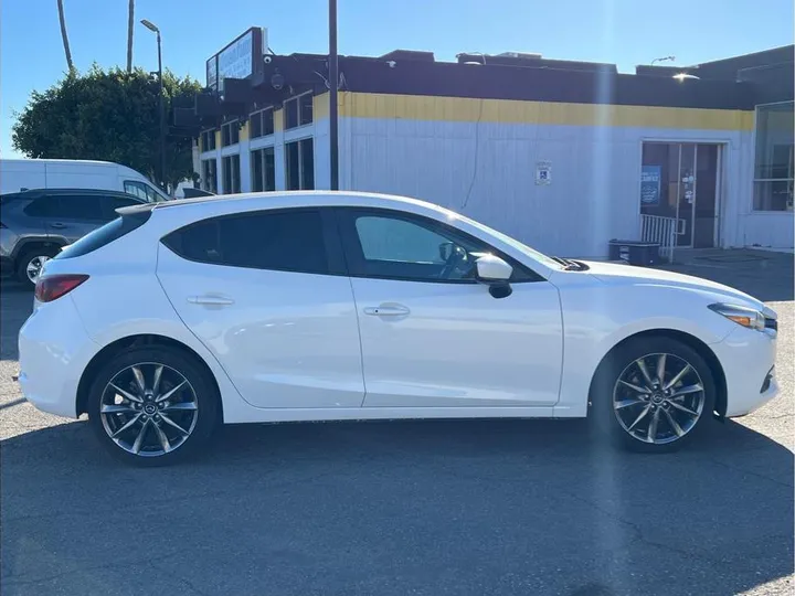 WHITE, 2018 MAZDA MAZDA3 Image 6