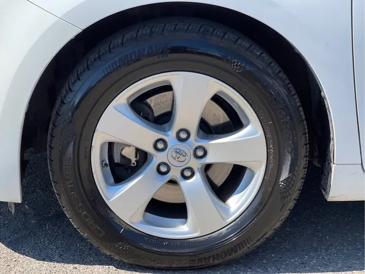 WHITE, 2017 TOYOTA SIENNA Image 9