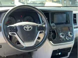 WHITE, 2017 TOYOTA SIENNA Thumnail Image 16