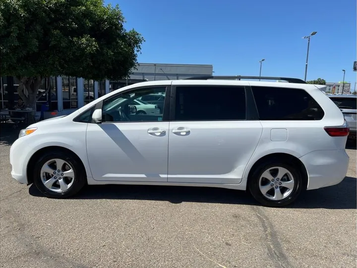 WHITE, 2017 TOYOTA SIENNA Image 2