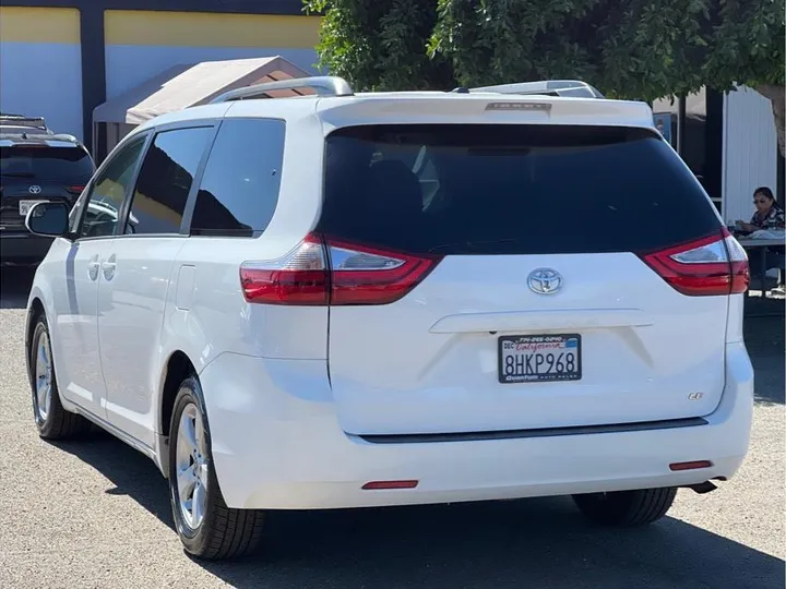 WHITE, 2017 TOYOTA SIENNA Image 3