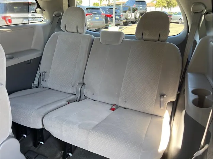 WHITE, 2017 TOYOTA SIENNA Image 13