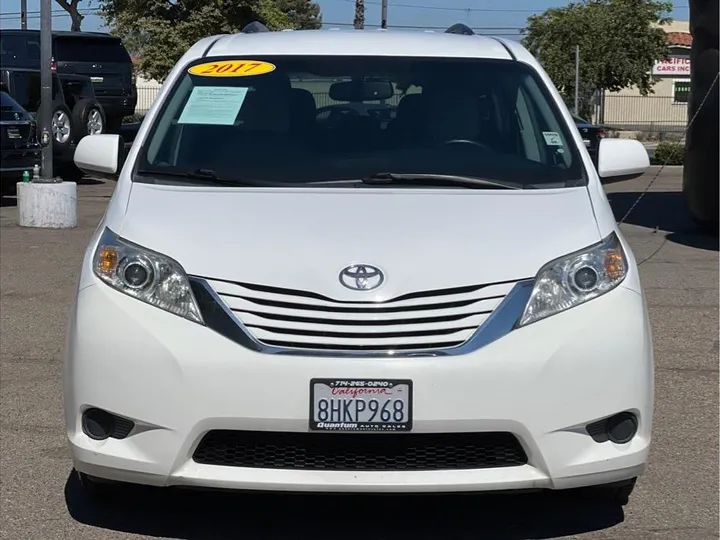 WHITE, 2017 TOYOTA SIENNA Image 8