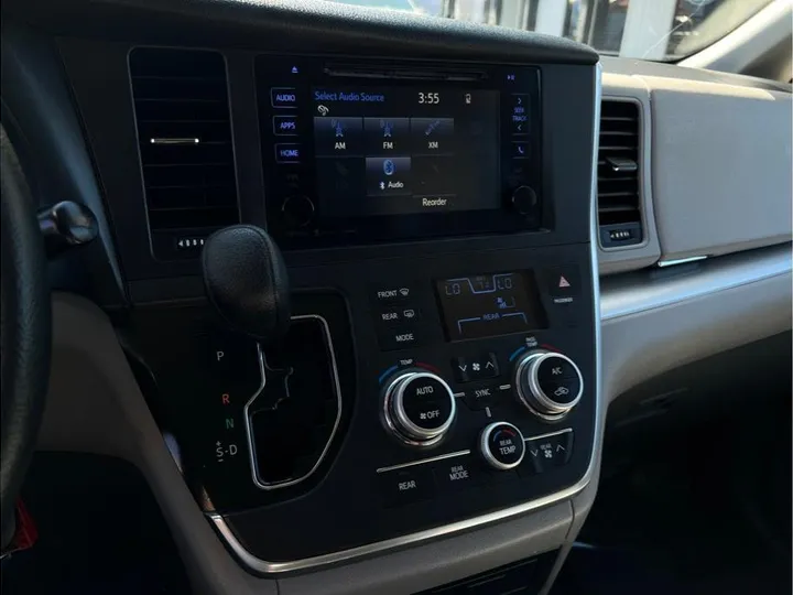 WHITE, 2017 TOYOTA SIENNA Image 19