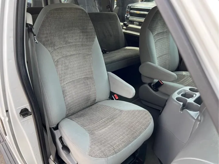 WHITE, 2004 FORD E150 PASSENGER Image 12