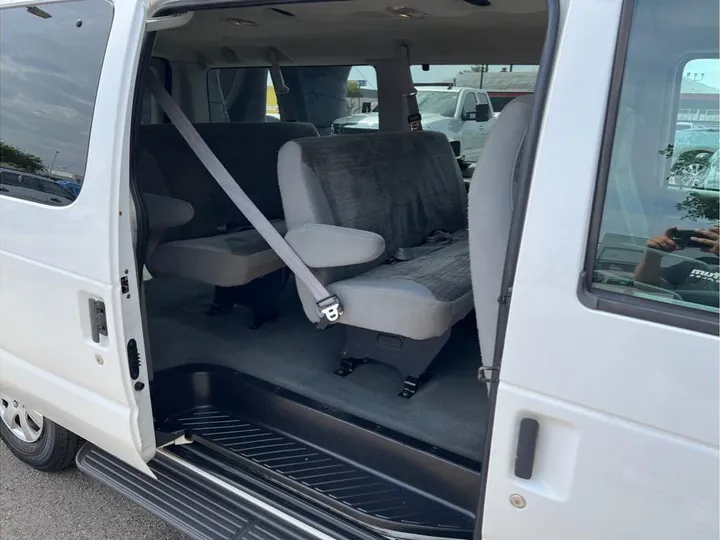 WHITE, 2004 FORD E150 PASSENGER Image 15