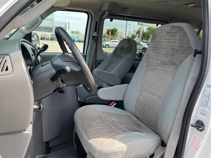 WHITE, 2004 FORD E150 PASSENGER Image 11